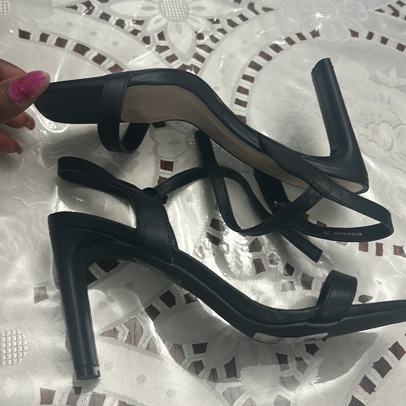 8/39 Le Château black sandals - Picture 2 of 6